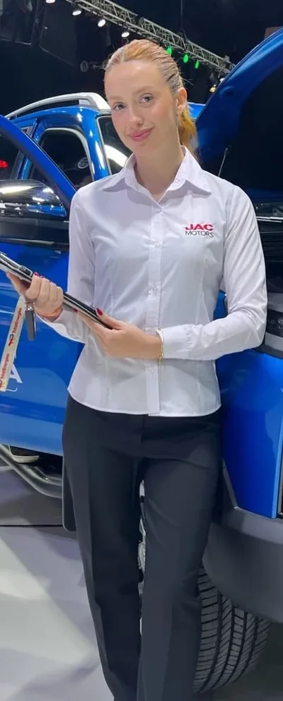Promotora de SOMOS en el stand de JAC Motors en Costa Salguero, Buenos Aires