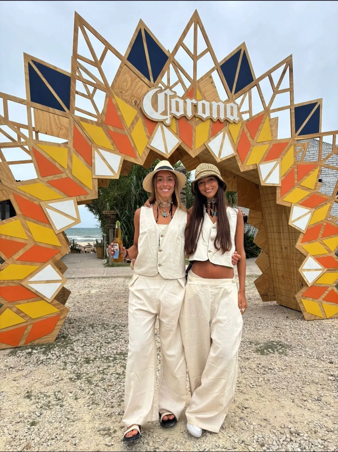 Promotoras de SOMOS frente al arco de Corona en una acción de verano en Mar del Plata