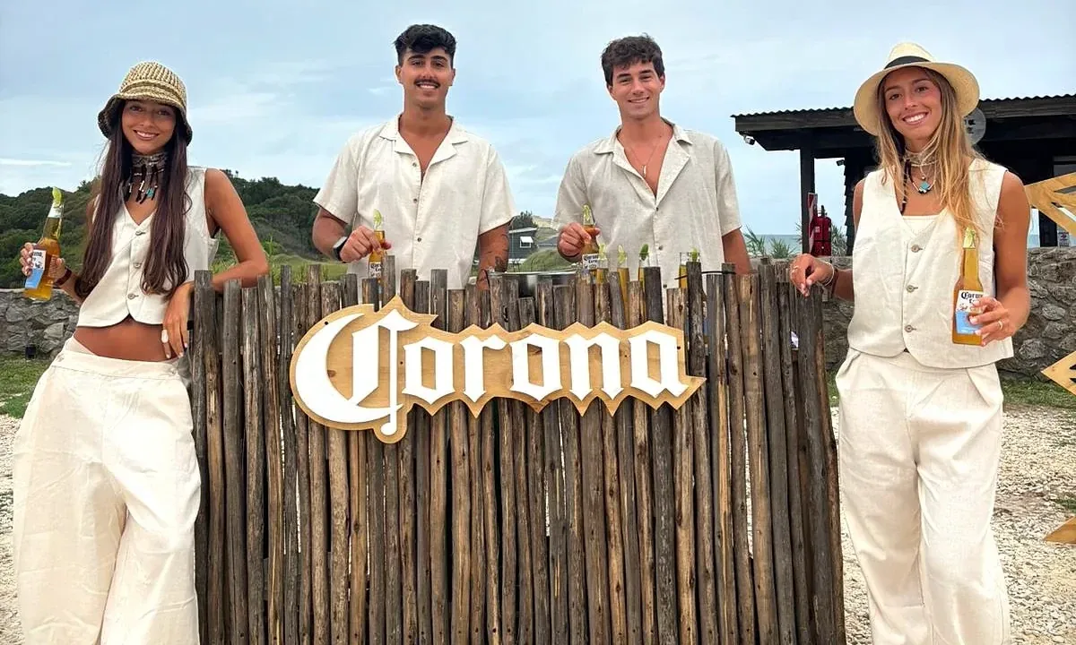 Equipo de SOMOS en una acción de verano de Corona en Mar del Plata