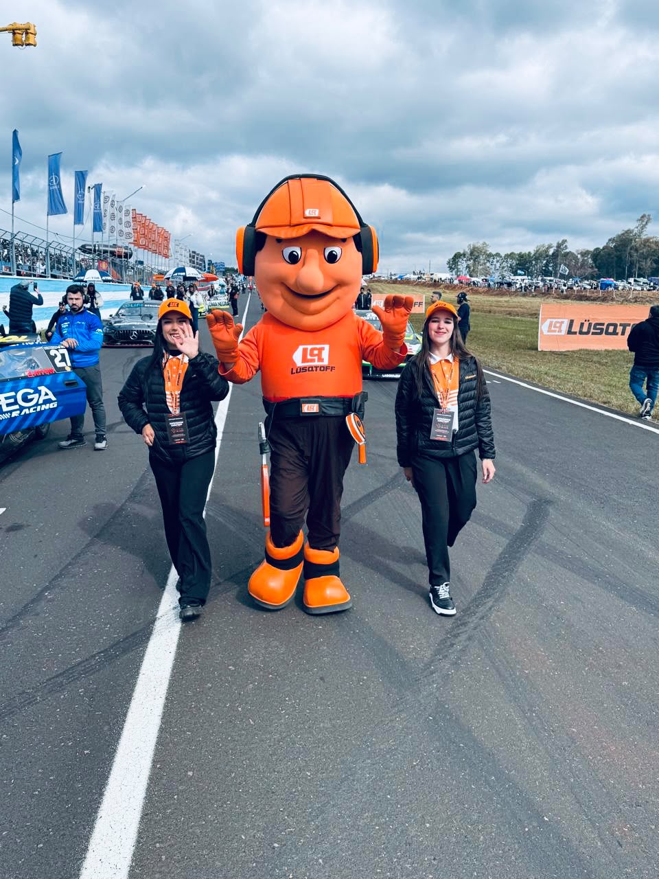 Staff promotoras evento Lüsqtoff autódromo — SOMOS Agencia