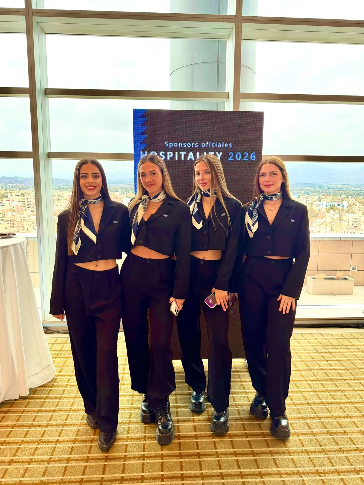 Equipo de anfitrionas de SOMOS en un evento corporativo en Mendoza