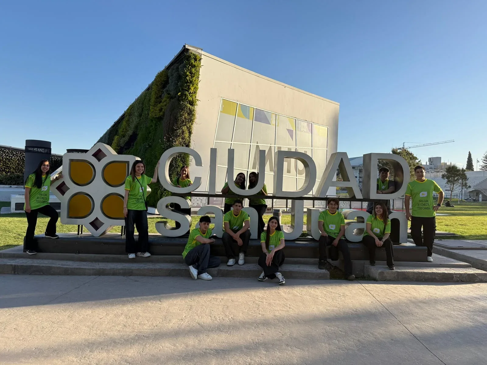 Vía pública: San Juan. Staff de SOMOS Agencia